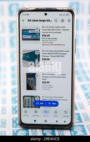 Angleterre, 25 juillet 2023 : contrefaçons de timbres à code-barres Royal Mail en vente sur le site de vente aux enchères en ligne eBay, pour aussi peu que 15,00 livres (GBP). Seule une petite quantité de vendeurs déclarent que les articles en vente sont des répliques et ne sont pas pour l'usage comme affranchissement. - Contrefaçons Royal Mail timbres à code-barres sont en vente sur eBay à une fraction du prix réel. Des feuilles de 50 timbres sont en vente aussi bas que 15 livres (GBP) et à l'oeil peu méfiant ont l'air réel. Cependant, sous la lumière UV, de petites différences peuvent être observées. Crédit : Arrêter Press Media/Alamy Live News Banque D'Images
