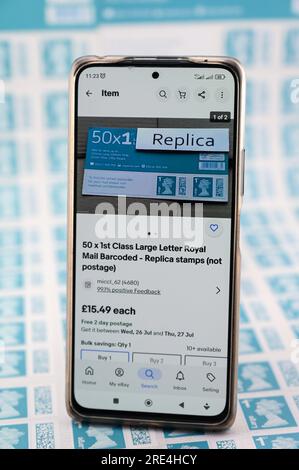 Angleterre, 25 juillet 2023 : contrefaçons de timbres à code-barres Royal Mail en vente sur le site de vente aux enchères en ligne eBay, pour aussi peu que 15,00 livres (GBP). Seule une petite quantité de vendeurs déclarent que les articles en vente sont des répliques et ne sont pas pour l'usage comme affranchissement. - Contrefaçons Royal Mail timbres à code-barres sont en vente sur eBay à une fraction du prix réel. Des feuilles de 50 timbres sont en vente aussi bas que 15 livres (GBP) et à l'oeil peu méfiant ont l'air réel. Cependant, sous la lumière UV, de petites différences peuvent être observées. Crédit : Arrêter Press Media/Alamy Live News Banque D'Images