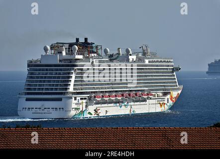 Marseille, France. 24 juillet 2023. Le paquebot de croisière Norwegian Getaway quitte le port méditerranéen français de Marseille. Crédit : SOPA Images Limited/Alamy Live News Banque D'Images