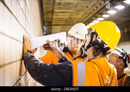 Roermond, pays-Bas. 25 juillet 2023. 25 juillet 2023. ROERMOND - travaux de maintenance sur le tunnel Roer (A73). Pendant la période estivale, les installations techniques, l'asphalte et les joints de tunnels seront remplacés. ANP ROB ENGELAAR pays-bas Out - belgique Out Credit : ANP/Alamy Live News Credit : ANP/Alamy Live News Banque D'Images