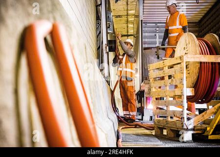 Roermond, pays-Bas. 25 juillet 2023. 25 juillet 2023. ROERMOND - travaux de maintenance sur le tunnel Roer (A73). Pendant la période estivale, les installations techniques, l'asphalte et les joints de tunnels seront remplacés. ANP ROB ENGELAAR pays-bas Out - belgique Out Credit : ANP/Alamy Live News Credit : ANP/Alamy Live News Banque D'Images