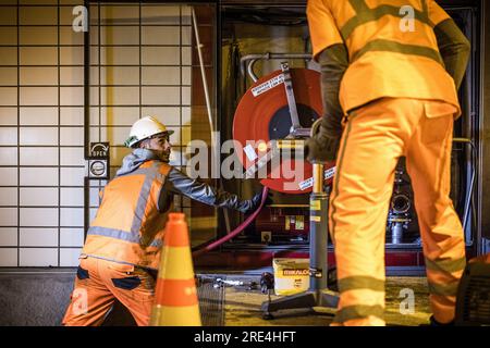 Roermond, pays-Bas. 25 juillet 2023. 25 juillet 2023. ROERMOND - travaux de maintenance sur le Roertunnel (A73). Pendant la période estivale, les installations techniques, l'asphalte et les joints de tunnels seront remplacés. ANP ROB ENGELAAR pays-bas Out - belgique Out Credit : ANP/Alamy Live News Credit : ANP/Alamy Live News Banque D'Images