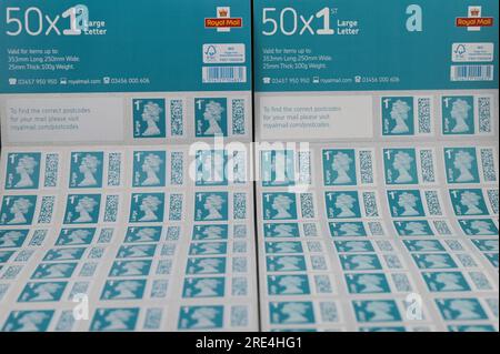 Angleterre, 25 juillet 2023 : gauche, timbres contrefaits, droite, timbres authentiques Royal Mail - timbres contrefaits Royal Mail sont en vente sur eBay à une fraction du prix réel. Des feuilles de 50 timbres sont en vente aussi bas que 15 livres (GBP) et à l'oeil peu méfiant ont l'air réel. Cependant, sous la lumière UV, de petites différences peuvent être observées. Crédit : Arrêter Press Media/Alamy Live News Banque D'Images