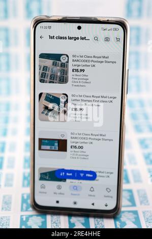 Angleterre, 25 juillet 2023 : contrefaçons de timbres à code-barres Royal Mail en vente sur le site de vente aux enchères en ligne eBay, pour aussi peu que 15,00 livres (GBP). Seule une petite quantité de vendeurs déclarent que les articles en vente sont des répliques et ne sont pas pour l'usage comme affranchissement. - Contrefaçons Royal Mail timbres à code-barres sont en vente sur eBay à une fraction du prix réel. Des feuilles de 50 timbres sont en vente aussi bas que 15 livres (GBP) et à l'oeil peu méfiant ont l'air réel. Cependant, sous la lumière UV, de petites différences peuvent être observées. Crédit : Arrêter Press Media/Alamy Live News Banque D'Images