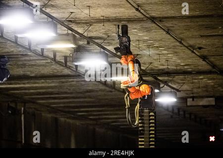 Roermond, pays-Bas. 25 juillet 2023. 25 juillet 2023. ROERMOND - travaux de maintenance sur le Roertunnel (A73). Pendant la période estivale, les installations techniques, l'asphalte et les joints de tunnels seront remplacés. ANP ROB ENGELAAR pays-bas Out - belgique Out Credit : ANP/Alamy Live News Credit : ANP/Alamy Live News Banque D'Images