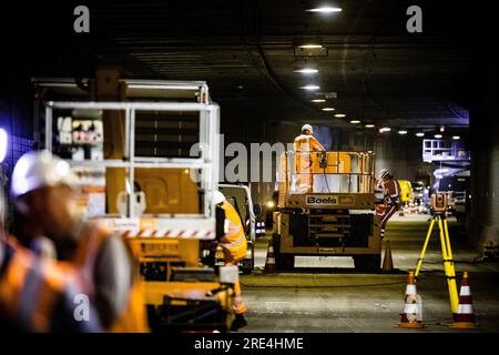 Roermond, pays-Bas. 25 juillet 2023. 25 juillet 2023. ROERMOND - travaux de maintenance sur le Roertunnel (A73). Pendant la période estivale, les installations techniques, l'asphalte et les joints de tunnels seront remplacés. ANP ROB ENGELAAR pays-bas Out - belgique Out Credit : ANP/Alamy Live News Credit : ANP/Alamy Live News Banque D'Images