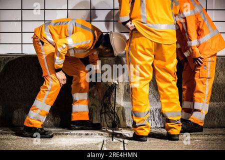 Roermond, pays-Bas. 25 juillet 2023. 25 juillet 2023. ROERMOND - travaux de maintenance sur le tunnel Roer (A73). Pendant la période estivale, les installations techniques, l'asphalte et les joints de tunnels seront remplacés. ANP ROB ENGELAAR pays-bas Out - belgique Out Credit : ANP/Alamy Live News Credit : ANP/Alamy Live News Banque D'Images