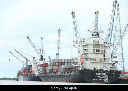 Yangon, Myanmar. 25 juillet 2023. Les porte-conteneurs sont amarrés dans un port de Yangon, Myanmar, le 25 juillet 2023. POUR ALLER AVEC «le commerce extérieur du Myanmar atteint plus de 9,7 milliards USD dans les 1 premiers 3 mois de l'exercice 2023-24» crédit : Myo Kyaw SOE/Xinhua/Alamy Live News Banque D'Images