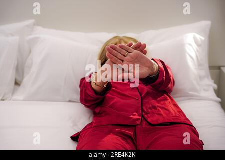 Arrêter le geste. Gros plan une femme âgée méconnaissable montre les paumes à la caméra, tend ses mains à la caméra, dit non Concept de protestation Banque D'Images