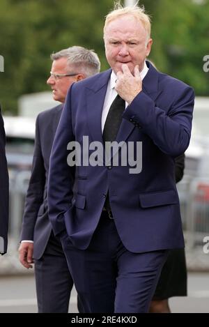 Alex McLeish arrive pour célébrer la vie de l'ancien entraîneur écossais Craig Brown à l'hippodrome d'Ayr, après ses funérailles. Brown, entraîneur de l’Écosse de 1993 à 2001 et dernier homme à mener l’Écosse en finale de coupe du monde, est décédé le mois dernier à l’âge de 82 ans. Date de la photo : mardi 25 juillet 2023. Banque D'Images