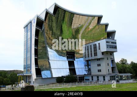 Installations du four solaire, CNRS, près de font Romeu. Pyrénées-Orientales, Odeillo, France Banque D'Images