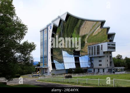 Installations du four solaire, CNRS, près de font Romeu. Pyrénées-Orientales, Odeillo, France Banque D'Images