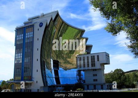 Installations du four solaire, CNRS, près de font Romeu. Pyrénées-Orientales, Odeillo, France Banque D'Images