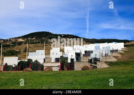 Installations du four solaire, CNRS, près de font Romeu. Pyrénées-Orientales, Odeillo, France Banque D'Images