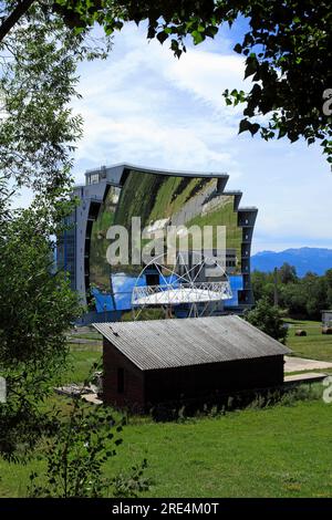 Installations du four solaire, CNRS, près de font Romeu. Pyrénées-Orientales, Odeillo, France Banque D'Images