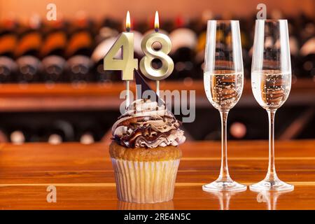 Cupcake avec numéro pour célébration d'anniversaire ou anniversaire ; numéro 48. Banque D'Images