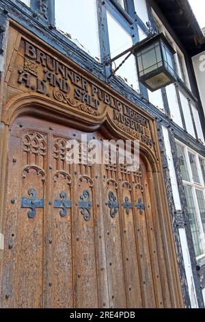Bibliothèque Northwich, porte et entrée, bibliothèque publique Brunner et musée du sel AD 1909 en bois sombre, Witton St, Northwich, Cheshire, CW9 5DR Banque D'Images