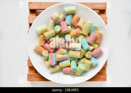 Guimauves sucrées colorées sur une assiette blanche. Délicieux guimauves pour le café. Banque D'Images