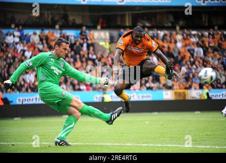 Sylvan Ebanks-Blake de Wolverhampton Wanderers se termine sur Steve Harper de Newcastle United Soccer - Barclays Premier League - Wolverhampton Wander Banque D'Images