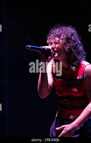 Florence, Italie. 24 juillet 2023. Madame, pseudonyme de Francesca Calearo, est une auteure-compositrice et rappeuse italienne, en concert à Florence Credit : Independent photo Agency/Alamy Live News Banque D'Images