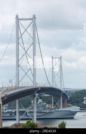 South Queensferry, Écosse. 25 juillet 2023. Le HMS Prince of Wales quitte le port de Rosyth et navigue sous le pont Forth Road. © Richard Newton / Alamy Live News Banque D'Images