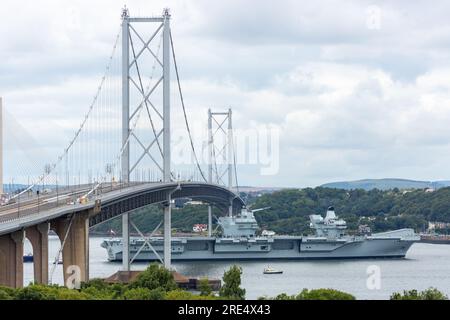 South Queensferry, Écosse. 25 juillet 2023. Le HMS Prince of Wales quitte le port de Rosyth et navigue sous le pont Forth Road. © Richard Newton / Alamy Live News Banque D'Images