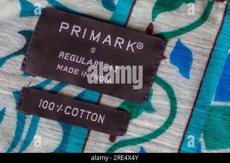 Primark étiquette 100% coton dans les vêtements de chemise fabriqués en Inde Banque D'Images