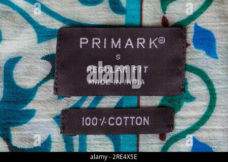 Primark étiquette 100% coton dans les vêtements de chemise fabriqués en Inde Banque D'Images