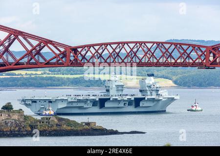 South Queensferry, Écosse. 25 juillet 2023. Le HMS Prince of Wales quitte le port de Rosyth et navigue sous le pont du Forth. © Richard Newton / Alamy Live News Banque D'Images