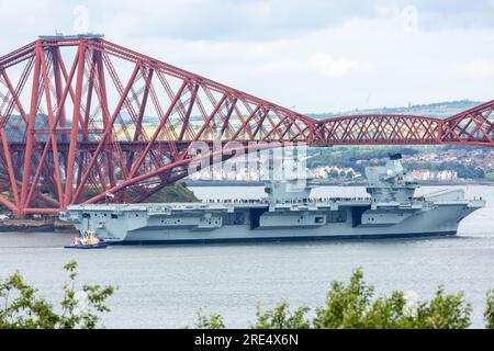 South Queensferry, Écosse. 25 juillet 2023. Le HMS Prince of Wales quitte le port de Rosyth et navigue sous le pont du Forth. © Richard Newton / Alamy Live News Banque D'Images