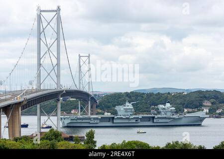 South Queensferry, Écosse. 25 juillet 2023. Le HMS Prince of Wales quitte le port de Rosyth et navigue sous le pont Forth Road. © Richard Newton / Alamy Live News Banque D'Images