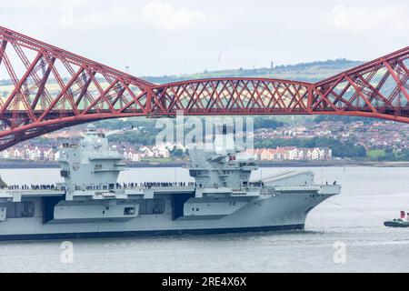 South Queensferry, Écosse. 25 juillet 2023. Le HMS Prince of Wales quitte le port de Rosyth et navigue sous le pont du Forth. © Richard Newton / Alamy Live News Banque D'Images