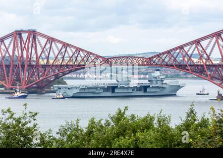 South Queensferry, Écosse. 25 juillet 2023. Le HMS Prince of Wales quitte le port de Rosyth et navigue sous le pont du Forth. © Richard Newton / Alamy Live News Banque D'Images