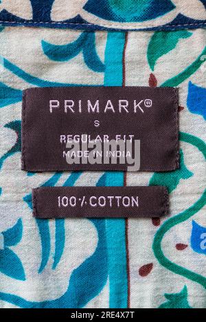 Primark étiquette 100% coton dans les vêtements de chemise fabriqués en Inde Banque D'Images