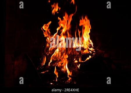 Flammes rugissantes dans une cheminée Banque D'Images