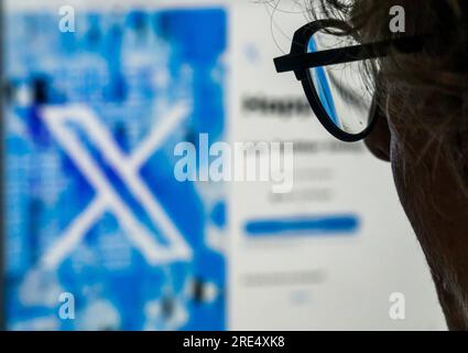 La page de connexion Twitter affichant son nouveau nom, « X » sur l’écran de connexion le lundi 24 juillet 2023. (© Richard B. Levine) Banque D'Images