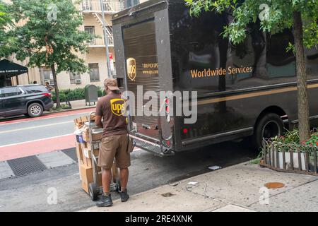 UPS Driver prépare les livraisons à Chelsea à New York le mardi 18 juillet 2023. (© Richard B. Levine) Banque D'Images