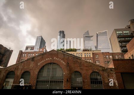 Hudson yards et le développement environnant se profilent au-dessus des anciens bâtiments de Chelsea à New York le mercredi 19 juillet 2023. (© Richard B. Levine) Banque D'Images