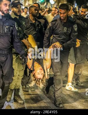 Jérusalem, Israël. 24 juillet 2023. Des policiers transportent une manifestante et la mettent en garde à vue crédit : Yoram Biberman/Alamy Live News. Banque D'Images