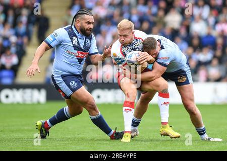 Warrington, Angleterre - 22 juillet 2023 - Oliver Holmes de Leigh Leopards attaqué par Morgan Knowles de St Helens. Demi-finale de la Challenge Cup, St. Helens vs York Valkyrie au stade Halliwell Jones, Warrington, Royaume-Uni Banque D'Images