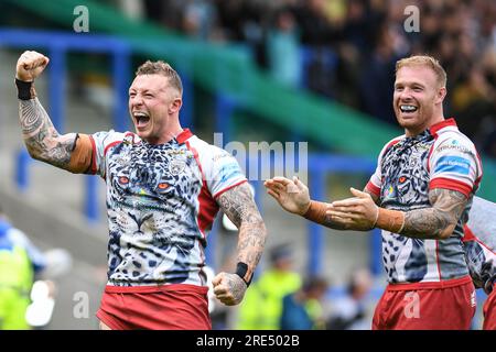 Warrington, Angleterre - 22 juillet 2023 - Josh Charnley de Leigh Leopards et Oliver Holmes de Leigh Leopards célèbrent leur victoire. . Demi-finale de la Challenge Cup, Leigh Leopards vs St. Helens au stade Halliwell Jones, Warrington, Royaume-Uni Banque D'Images