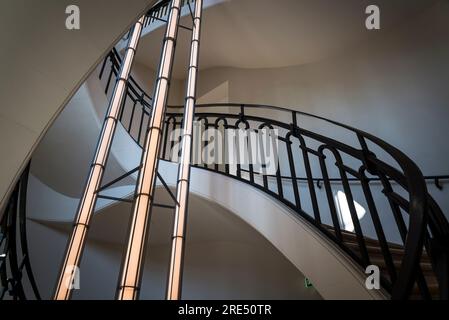 Escalier à double hélice, seul vestige restant de l'ancienne Bourse du maïs du 18e siècle, Bourse de Commerce - Pinault Collection, un exhi Banque D'Images