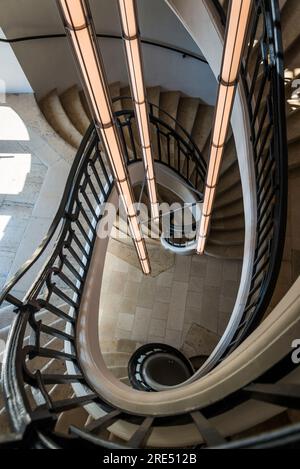 Escalier à double hélice, seul vestige restant de l'ancienne Bourse du maïs du 18e siècle, Bourse de Commerce - Pinault Collection, un exhi Banque D'Images