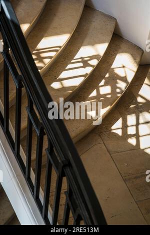 Escalier à double hélice, seul vestige restant de l'ancienne Bourse du maïs du 18e siècle, Bourse de Commerce - Pinault Collection, un exhi Banque D'Images