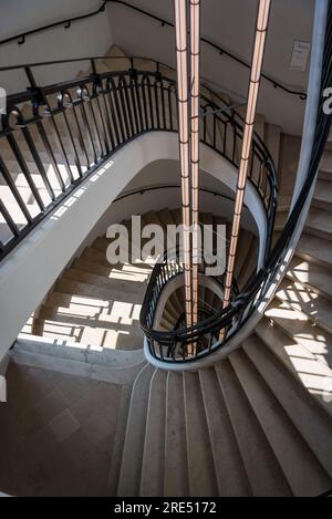 Escalier à double hélice, seul vestige restant de l'ancienne Bourse du maïs du 18e siècle, Bourse de Commerce - Pinault Collection, un exhi Banque D'Images