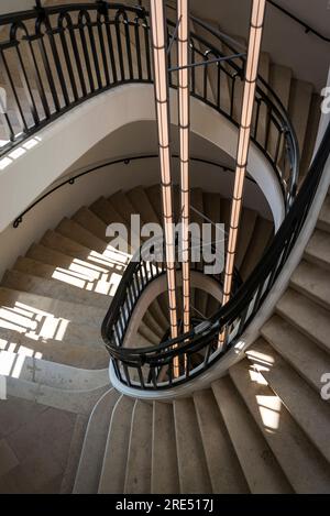 Escalier à double hélice, seul vestige restant de l'ancienne Bourse du maïs du 18e siècle, Bourse de Commerce - Pinault Collection, un exhi Banque D'Images