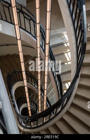 Escalier à double hélice, seul vestige restant de l'ancienne Bourse du maïs du 18e siècle, Bourse de Commerce - Pinault Collection, un exhi Banque D'Images