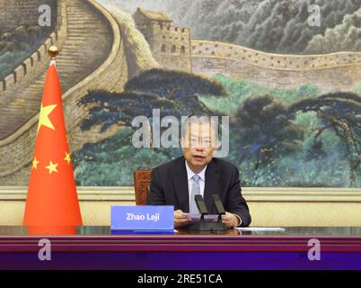 (230725) -- PÉKIN, 25 juillet 2023 (Xinhua) -- Zhao Leji, président du comité permanent de l'Assemblée nationale populaire (NPC), s'entretient avec le président de l'Assemblée nationale pakistanaise, Raja Pervaiz Ashraf, par liaison vidéo au Grand Hall du peuple à Beijing, capitale de la Chine, le 25 juillet 2023. (Xinhua/Liu Weibing) Banque D'Images