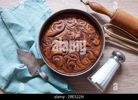 Gâteau au chocolat maison fraîchement cuit - brownie dans une forme ronde. vue de dessus. Banque D'Images