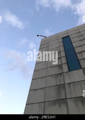 Caméra de sécurité en haut d'un bâtiment. Caméra grand frère, CCTV Banque D'Images